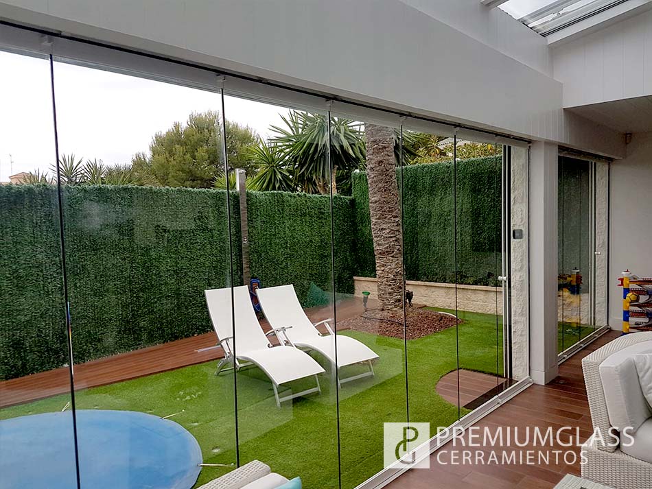 Beneficios de instalar cortinas de cristal en Alicante.